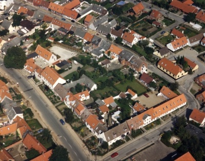 Luftfoto af området ved Adelgade, Louisenlund og Borgergade i Skanderborg