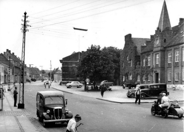 Historisk foto af Torvet i Skanderborg med biler og motorcykel