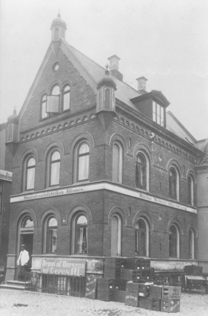 Marius Kudsk foran sit depot for Horsens og Ceres Øl i Adelgade 25 i Skanderborg, 1925