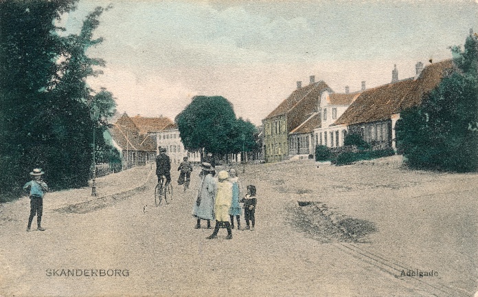 Adelgade i Skanderborg omkring 1905 med legende børn og gående i gaden